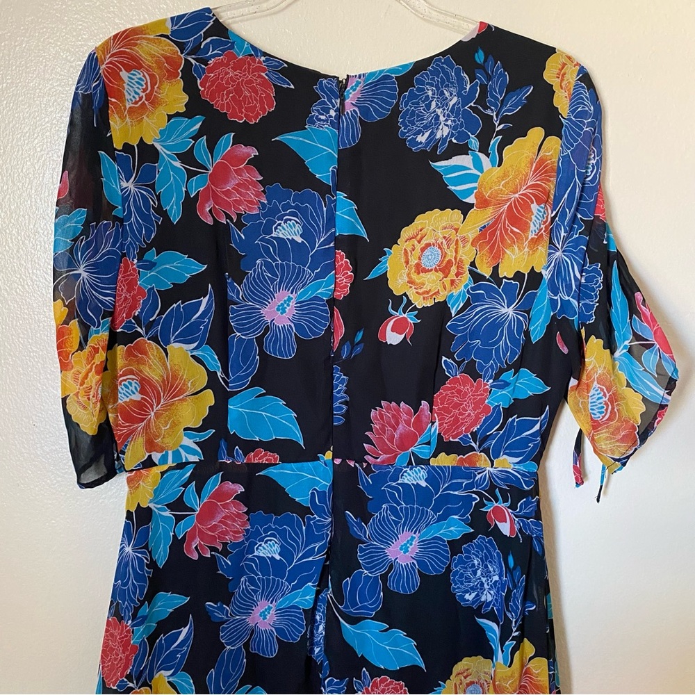 Slate & Willow Short Sleeve Asymmetric Hem Black Floral Dress - Picture 5 of 9